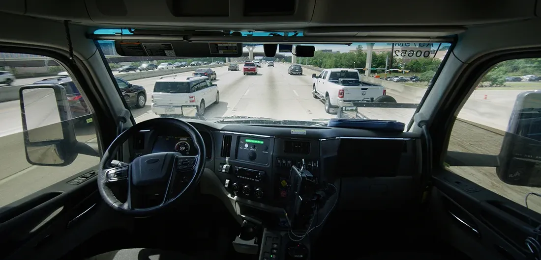 Truk semi otonom Aurora Innovation melintasi jalan raya