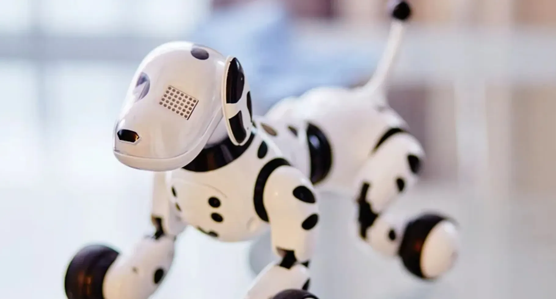 Ilustrasi robot terapi yang sedang berinteraksi dengan manusia