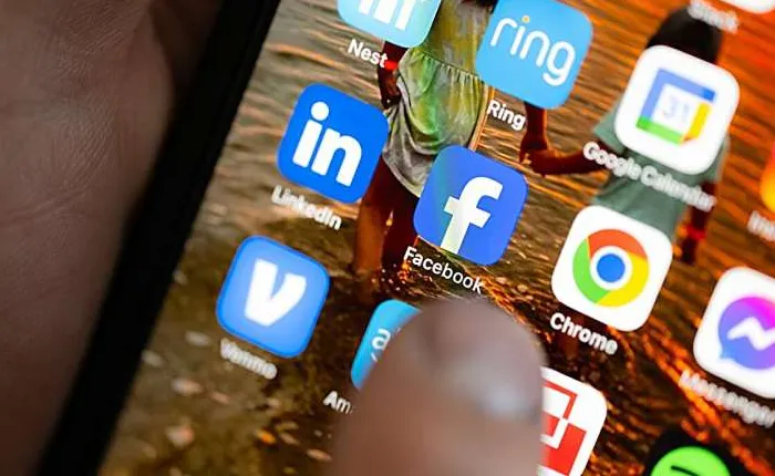 Ilustrasi penelitian moderasi konten Facebook yang terlambat oleh Northeastern University