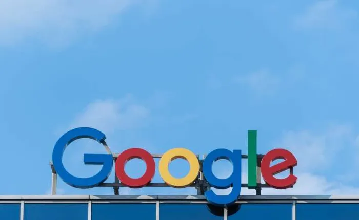 Logo Google dengan latar belakang teknologi AI