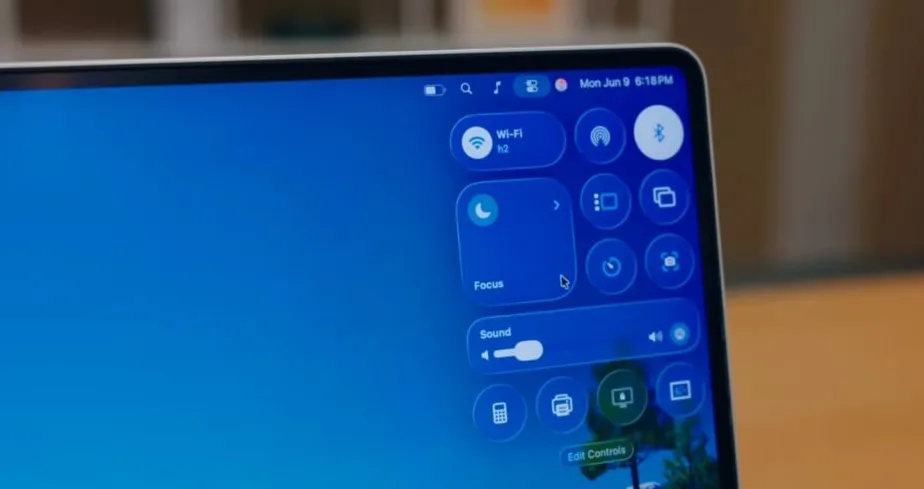 Ilustrasi persaingan Apple dan Samsung di media sosial