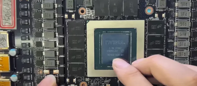 Perbandingan visual antara RTX 4090 asli dan palsu yang dimodifikasi dari RTX 30 series