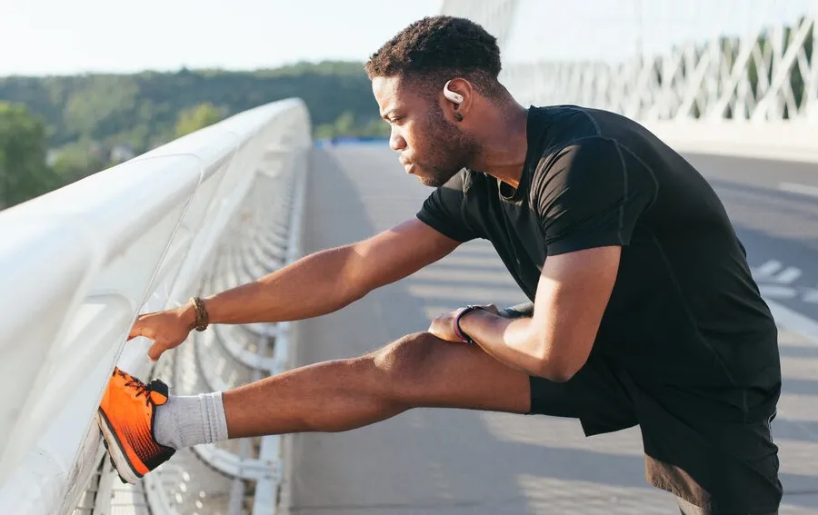 JBL Endurance Zone earbuds dengan desain open-ear dan ear hook