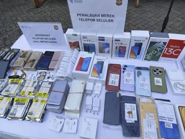 Waduh! 5.100 HP Palsu Merek Redmi, Oppo, Vivo Disita Kemendag dari Pabrik Ilegal di Cengkareng