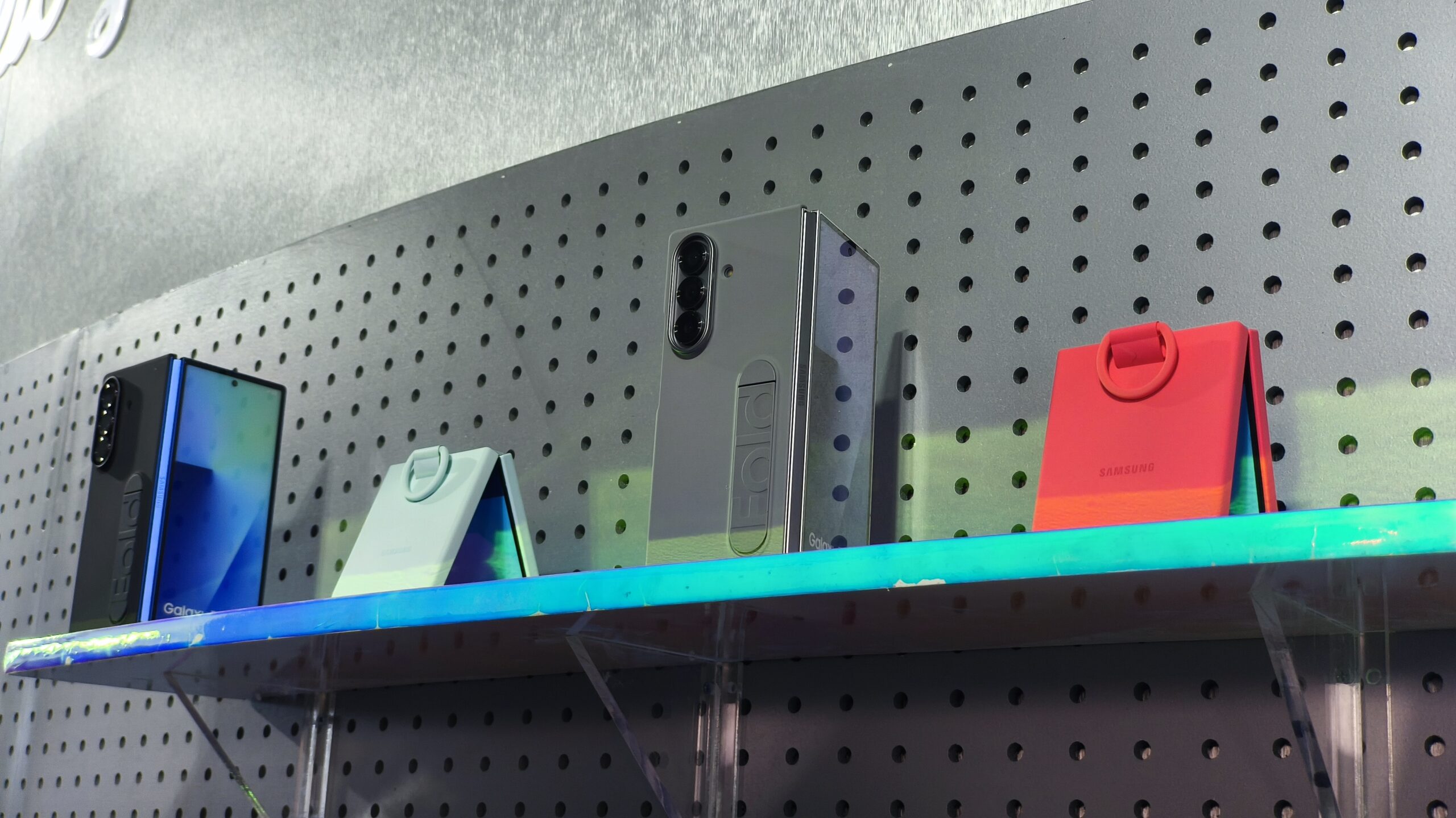 Warna Favorit Samsung Galaxy Z Fold7 dan Z Flip7: Blue Shadow dan Coral Red Mendominasi