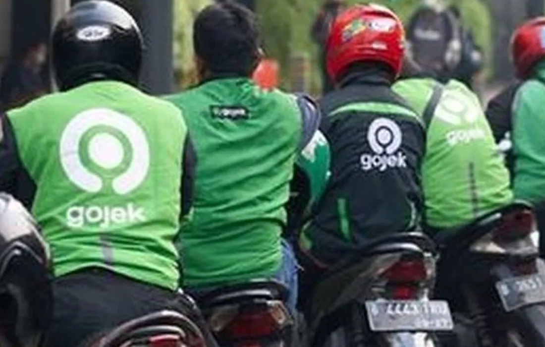 Ilustrasi ojek online dengan pengemudi dan penumpang di jalanan kota