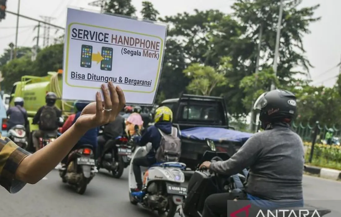 Ilustrasi ponsel lama dengan tanda baterai lemah, layar retak, dan notifikasi penyimpanan penuh