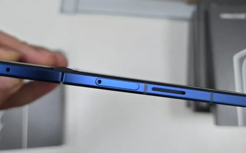 Samsung Galaxy Z Fold 7 bocoran warna biru dengan desain tipis