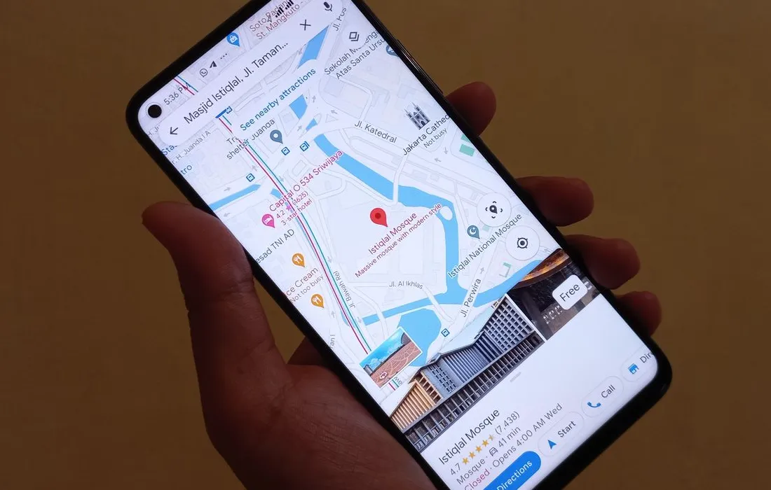 Ilustrasi penggunaan Google Maps offline di smartphone