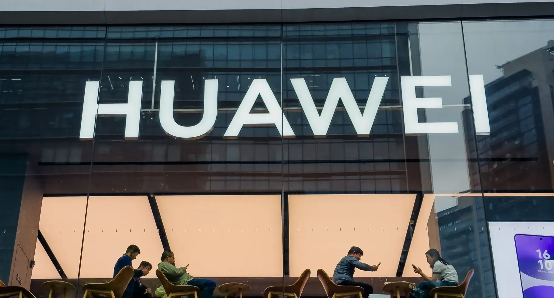 Ilustrasi konflik teknologi antara Huawei dan Alibaba di industri AI China