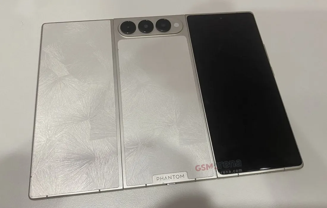 Konsep smartphone Tecno Phantom Ultimate G Fold dalam keadaan terlipat dan terbuka