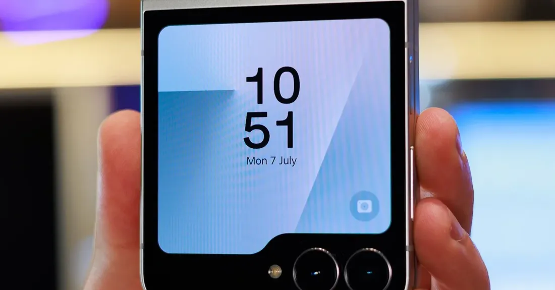 Samsung Galaxy Z Flip 7 FE dalam warna hitam, ditampilkan dalam mode setengah terbuka