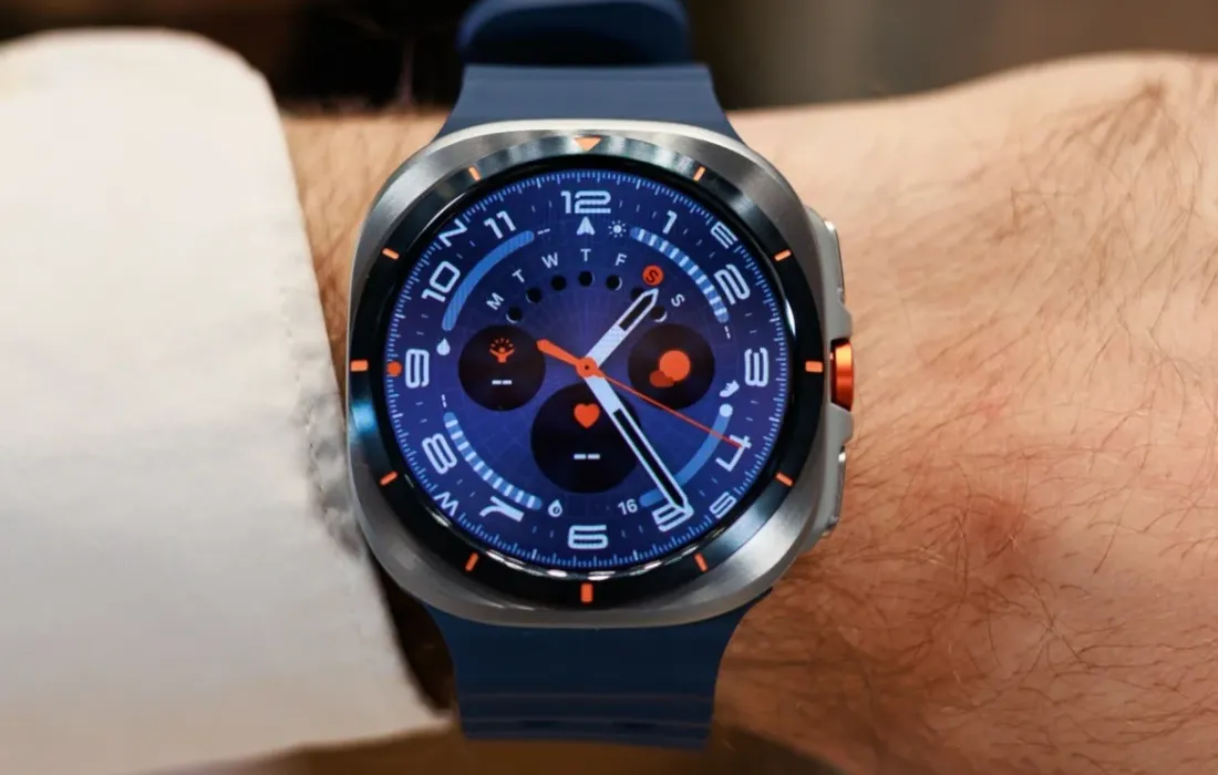 Samsung Galaxy Watch Ultra 2025 dengan warna Titanium Blue