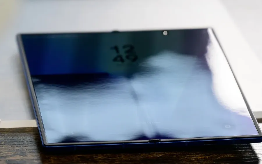 Samsung Galaxy Z Fold 7 dalam mode terbuka dan tertutup