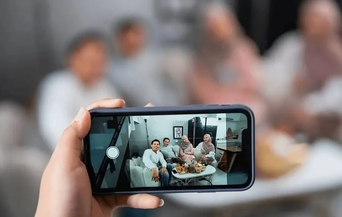 Ilustrasi penyadapan kamera HP dan cara mengatasinya