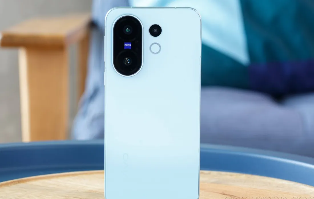 Vivo X200 FE dalam empat pilihan warna - Blue Breeze, Yellow Glow, Pink Vibe, dan Black Luxe