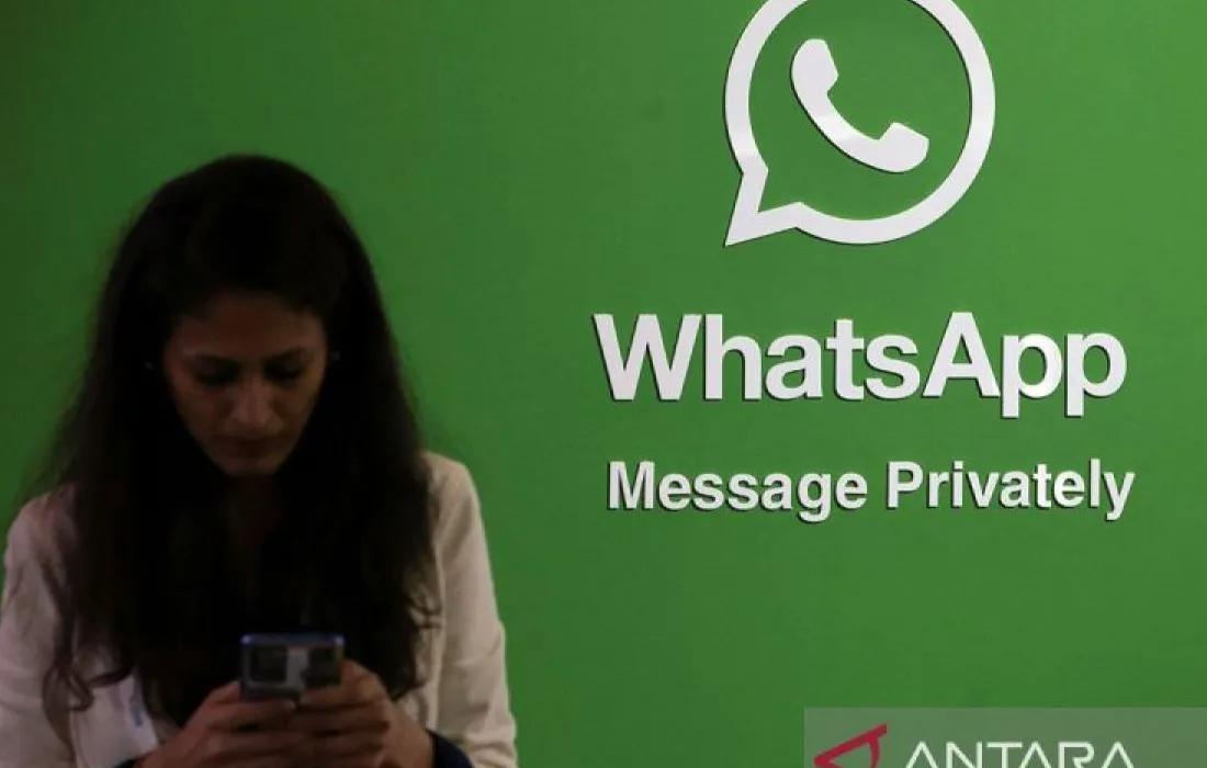 Ilustrasi cara membaca pesan WhatsApp tanpa membuka chat dan memicu centang biru