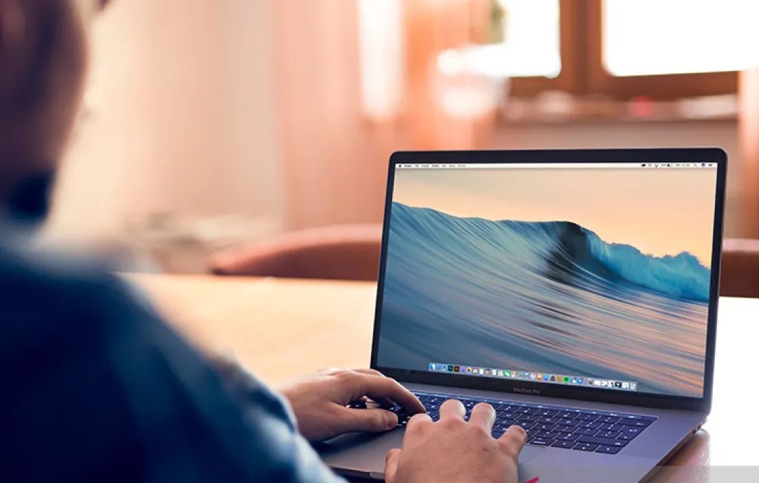 Ilustrasi baterai laptop rusak dan bocor akibat kesalahan penggunaan