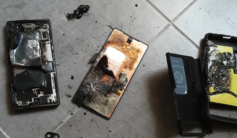 Pixel 6a terbakar saat di-charge di meja samping tempat tidur