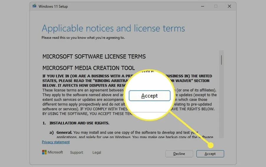 Tampilan layar persetujuan persyaratan Windows 11 dengan tombol Accept yang disorot