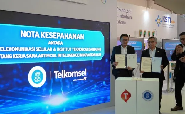 Penandatanganan kerjasama Telkomsel dan ITB untuk AI Innovation Hub