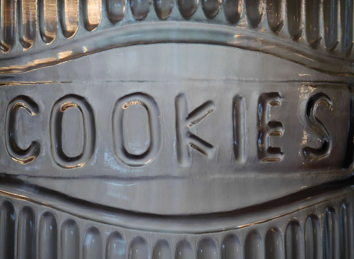 Closeup stoples kue dengan tulisan "Cookies" terukir di permukaannya