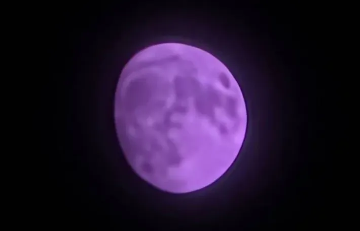 Galaxy S25 Ultra dengan S Pen di samping gambar bulan hasil zoom 100x