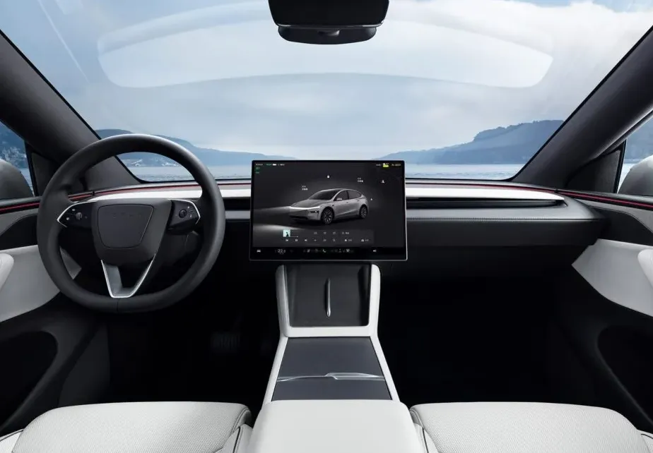 Tesla Model Y L dengan fitur asisten suara AI terbaru di China