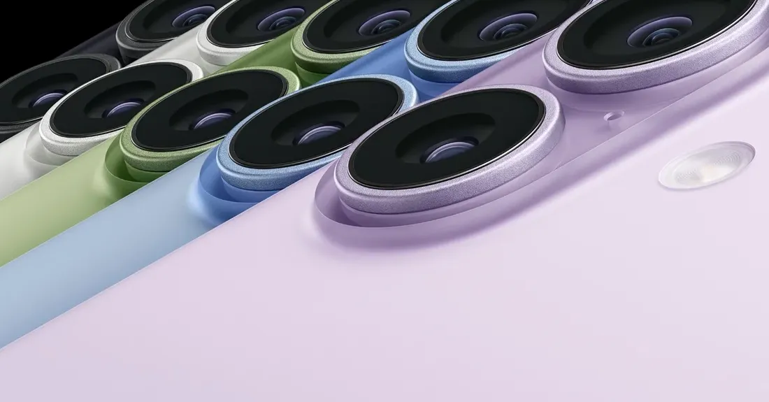 Dua tangan memegang iPhone 17 secara horizontal dengan aplikasi kamera terbuka, menunjukkan antarmuka kamera terbaru Apple