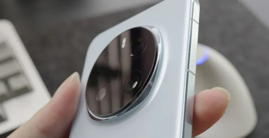 Ilustrasi smartphone Honor Magic8 series dengan desain premium dan fitur AI-native