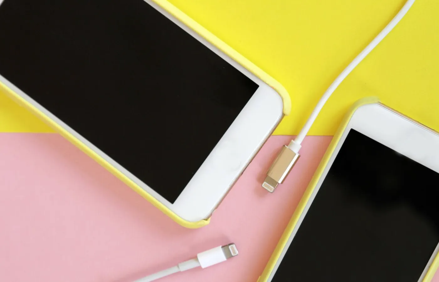 Dua smartphone Android dan iPhone dengan latar belakang dua warna, simbol transisi antar platform