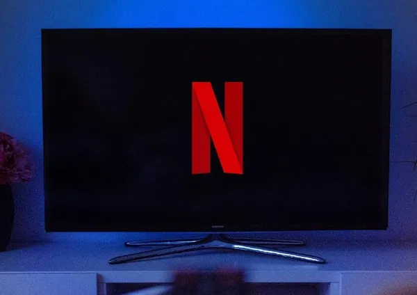 Ilustrasi layanan streaming Netflix di berbagai perangkat elektronik