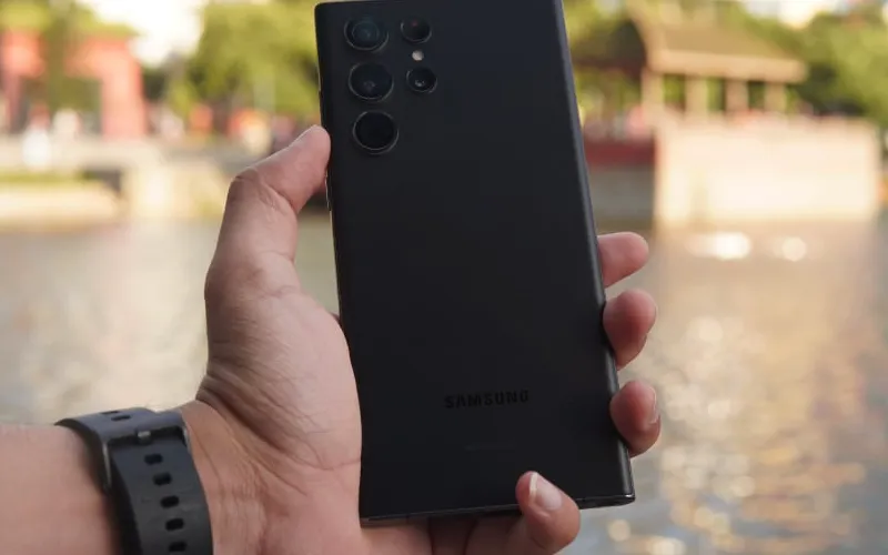 Samsung Galaxy S22 Ultra dengan tampilan One UI 8 terbaru di tahun 2025