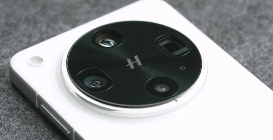 OPPO Find X8 Ultra smartphone flagship dengan desain kamera menonjol dan bodi premium