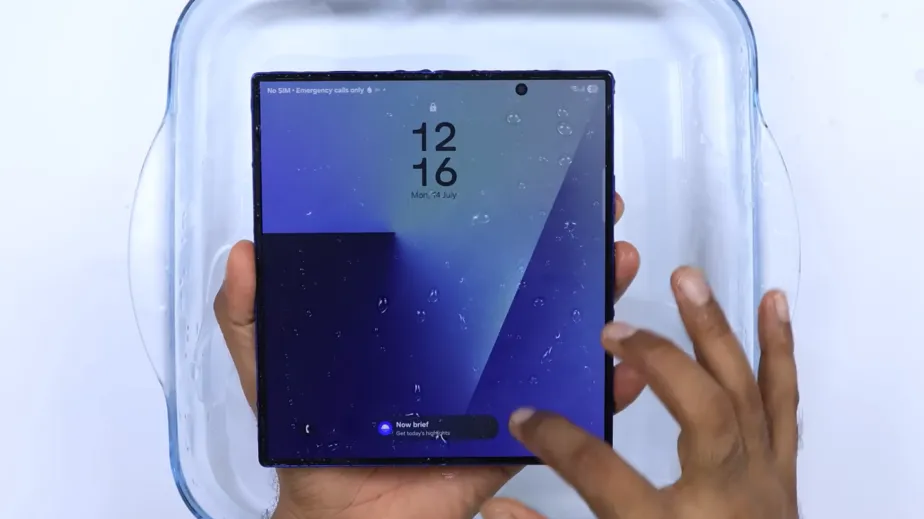 Ilustrasi konsep teknologi self-repair Samsung untuk smartphone foldable masa depan dengan sistem perbaikan otomatis