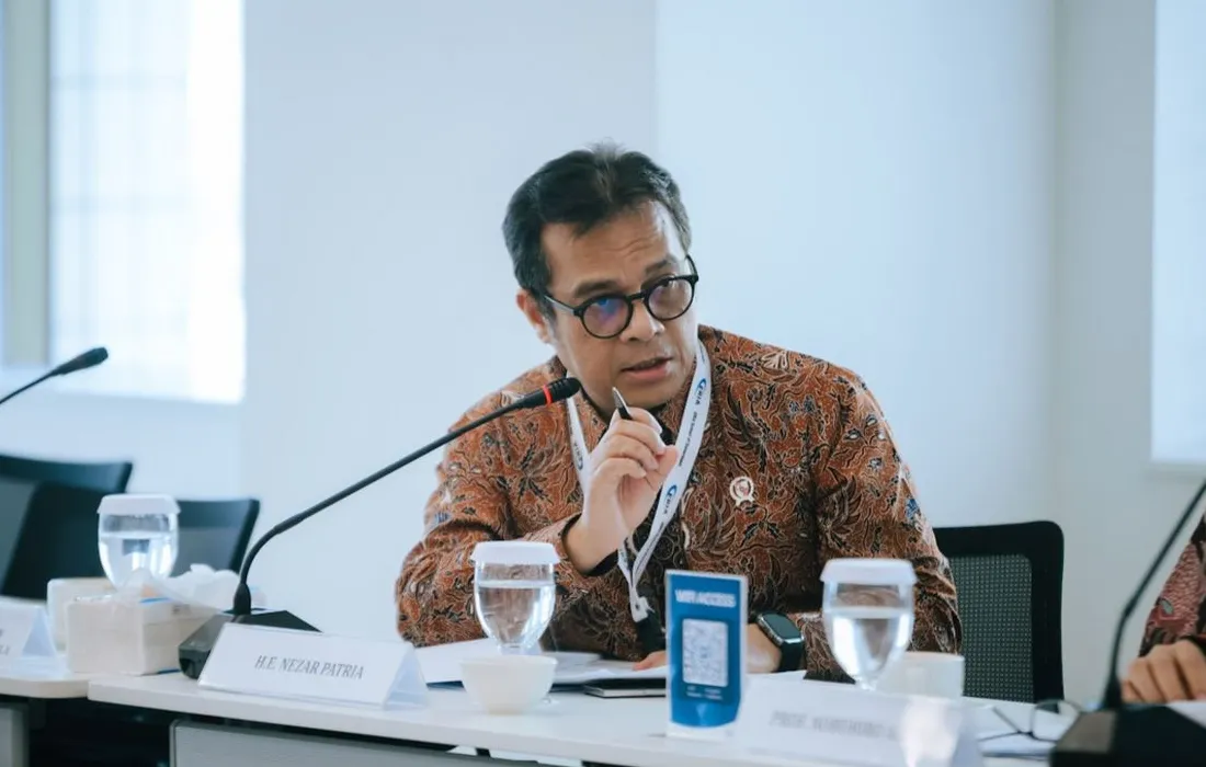 Wamenkominfo Nezar Patria menyampaikan pentingnya kerja sama keamanan siber regional dalam roundtable discussion di Jakarta