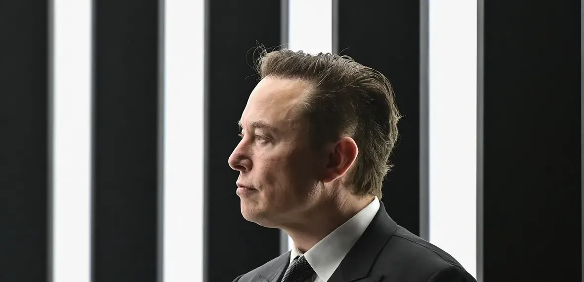 Elon Musk menyampaikan presentasi tentang robot humanoid Optimus Tesla dengan ekspresi serius