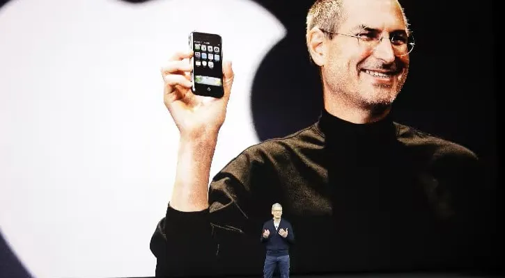 Ilustrasi konsep desain iPhone 20 dengan layar bezel-free dan teknologi under-display camera