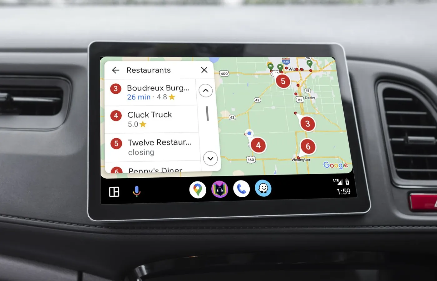 Dashboard mobil menampilkan antarmuka Android Auto dengan aplikasi Google Maps dan saran restoran