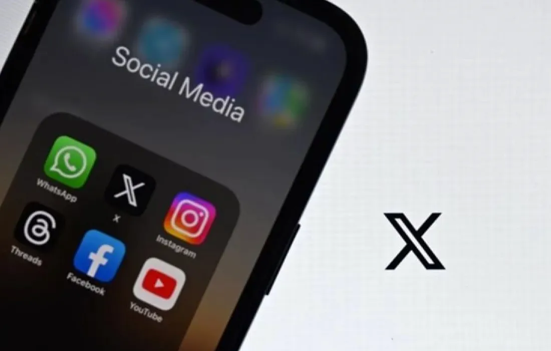 Ilustrasi tangan menghapus jejak digital di layar komputer dengan ikon kunci keamanan