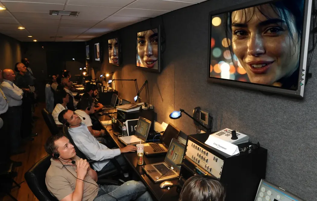 Elon Musk menerima kritik setelah memposting video AI wanita dari Grok Imagine yang menyatakan cinta padanya