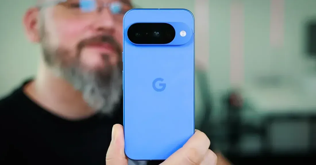 Panel belakang Google Pixel 10 dengan tampilan premium dan desain kamera yang ikonik