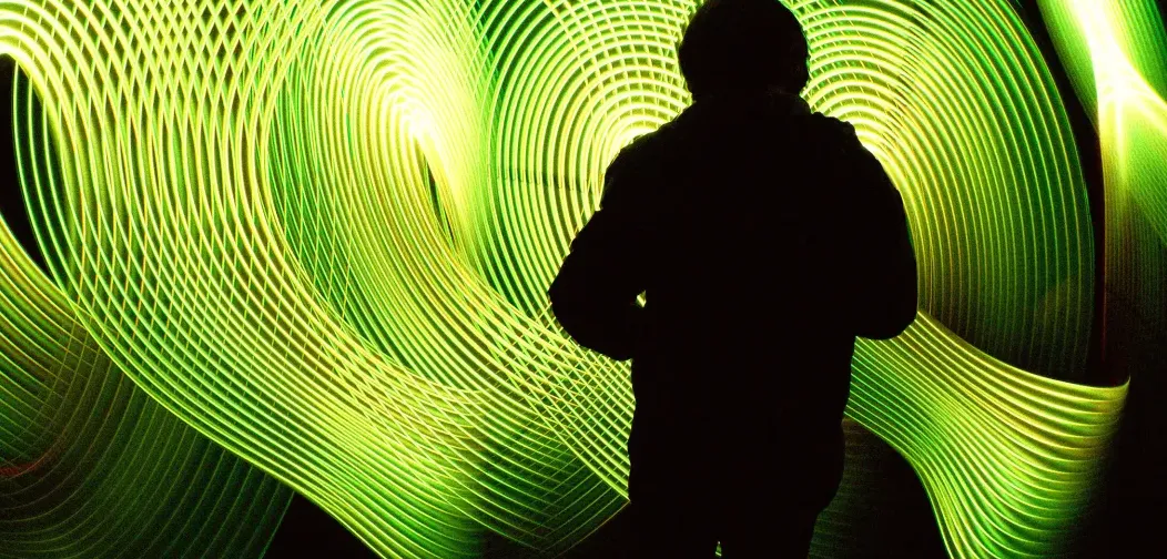 Penelitian menunjukkan permainan peran hubungan romantis dengan chatbot AI seperti Replika dapat mencakup pernikahan, kehidupan rumah tangga, dan bahkan kehamilan