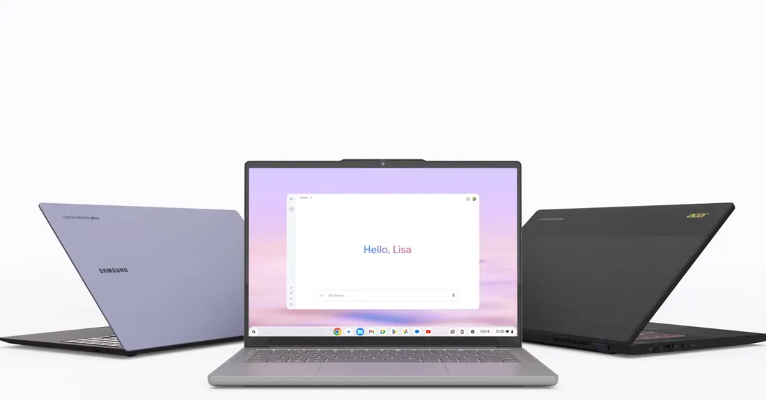 Tiga laptop Samsung yang menjalankan sistem operasi ChromeOS di atas meja kerja