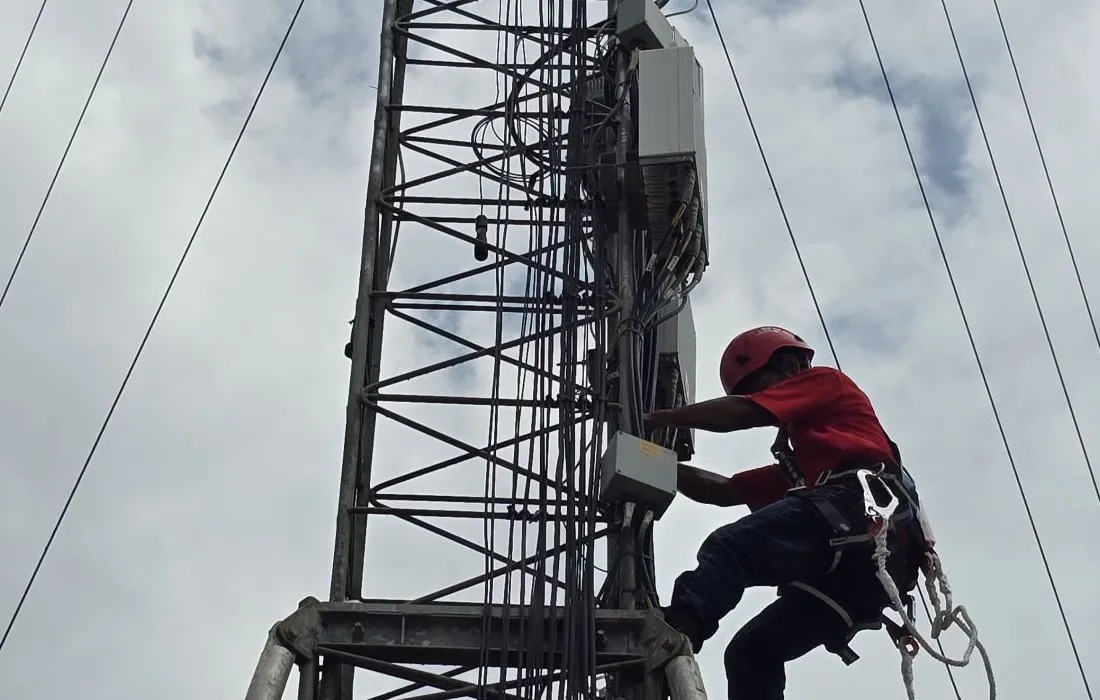 Tim Telkomsel melakukan koordinasi pemulihan jaringan telekomunikasi terdampak banjir di Sumatera Utara