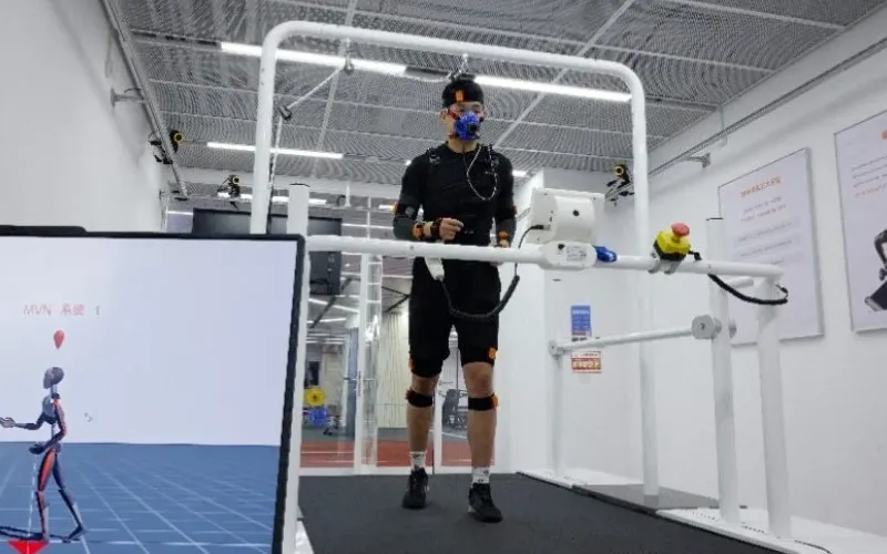 Gambar ilustrasi modern Xiaomi Sports and Health Lab yang luas dengan peralatan pengujian canggih dan suasana penelitian teknologi tinggi