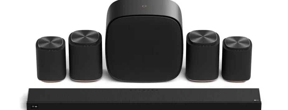 Ilustrasi konsep LG Sound Suite, sistem audio nirkabel dengan soundbar dan speaker surround di ruang tamu modern