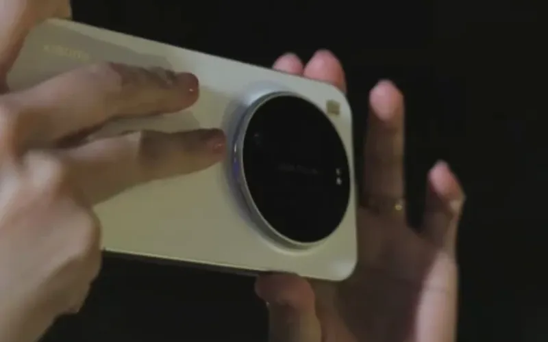 Desain resmi smartphone Xiaomi 17 Ultra dengan bodi putih dan modul kamera bundar besar bermerek Leica