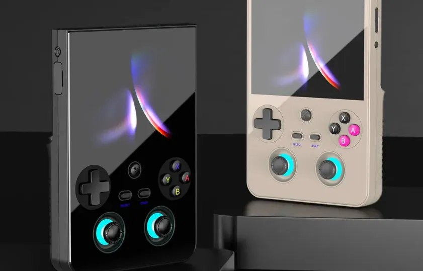 Konsol genggam Anbernic RG477V warna hitam dengan joystick bercahaya RGB, menampilkan game klasik di layar 4.7 inci.