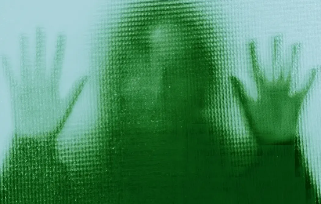 Ilustrasi mahasiswa Generasi Z yang sedang cemas memandang layar laptop dengan simbol AI, merepresentasikan ketakutan akan dampak kecerdasan buatan pada kemampuan berpikir kritis.